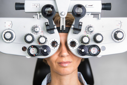 Bestimmung der Sehstärke, Brillenbestimmung mit einem Phoropter in einer Augenarztpraxis